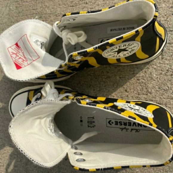 Van's - Picture 2 of 2